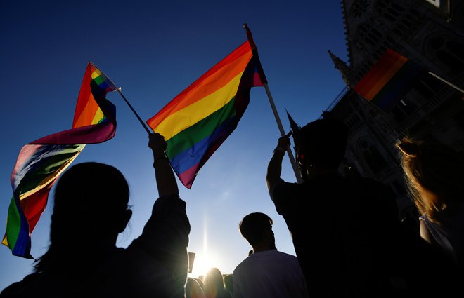 Istospolni zakonci in partnerji bi morali biti obravnavani enako kot zakonci in partnerji, ki so različnih spolov. FOTO: Marton Monus/Reuters