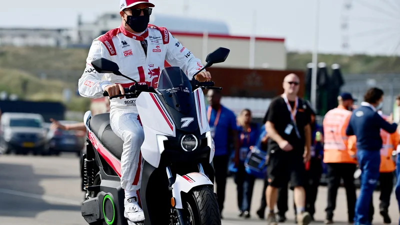 Fotografija: Räikkönen (na fotografiji) med dirkaškim koncem tedna v nizozemskem Zandvoortu, kjer so mu potrdili okužbo z novim koronavirusom. FOTO: Andrej Isaković/AFP