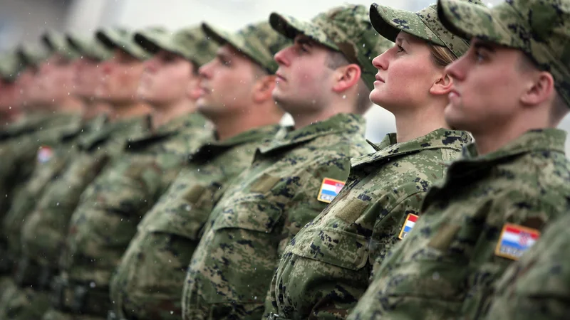 Fotografija: Večina denarja je šla za plače častnikov in vojakov. Stroškom vojakov je treba dodati tudi nekaj denarja, ki so ga porabili za hrvaške policiste in diplomate v Afganistanu (fotografija je simbolična). FOTO: Danijel Soldo/Cropix 