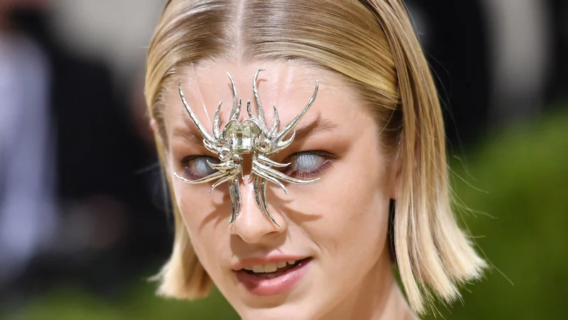 Fotografija: Portret ameriške manekenke Hunter Schafer na modnem dogodku Met Gala v newyorškem muzeju umetnosti Metropolitan. Letošnji Met Gala je imel izrazito mladosten pečat, saj so ga gostili pevka Billie Eilish, igralec Timothee Chalamet, pesnica Amanda Gorman in teniška zvezdnica Naomi Osaka, od katerih noben ni starejši od 25 let. Tema leta 2021 je »In America: A Lexicon of Fashion«. FOTO: Angela Weiss/Afp