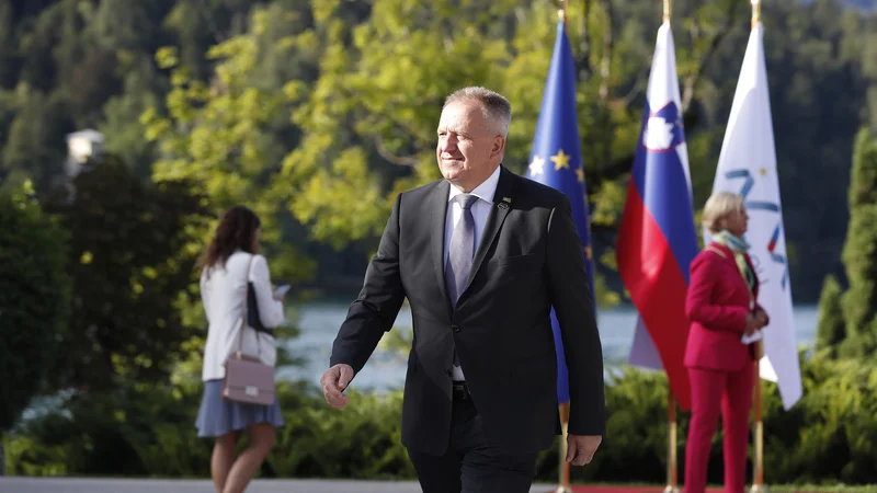 Fotografija: Zdravko Počivalšek, predsednik SMC, jutrišnjega kongresa stranke, ki jo ankete komaj še zaznavajo, ne vidi kot njene sedmine. FOTO: Leon Vidic