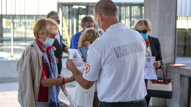 Fotografija: Kako bodo preverjali potrdila o izpolnjevanju pogojev PCT, marsikje še danes niso čisto dobro vedeli. FOTO: Matej Družnik/ Delo