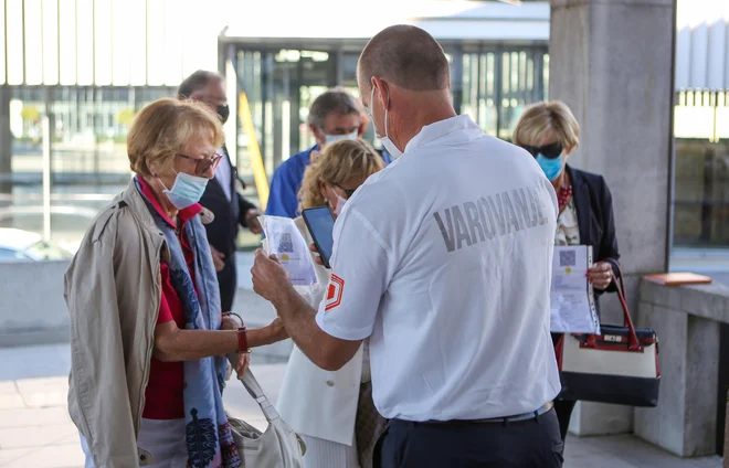 Kako bodo preverjali potrdila o izpolnjevanju pogojev PCT, marsikje še danes niso čisto dobro vedeli. FOTO: Matej Družnik/ Delo