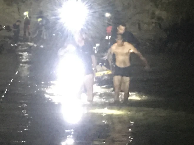 Ob prihodu na območje Mesečevega zaliva sta policijski patrulji začeli pregled terena in čez nekaj minut pod klifom pod Strunjanskim križem opazili osebo, ki je negibna ležala na obali in klicala na pomoč. FOTO: PU Koper