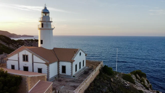 Z najbolj vzhodne točke Majorke se v jasnem vremenu pogled odpre vse do Menorke. FOTO: Gašper Završnik