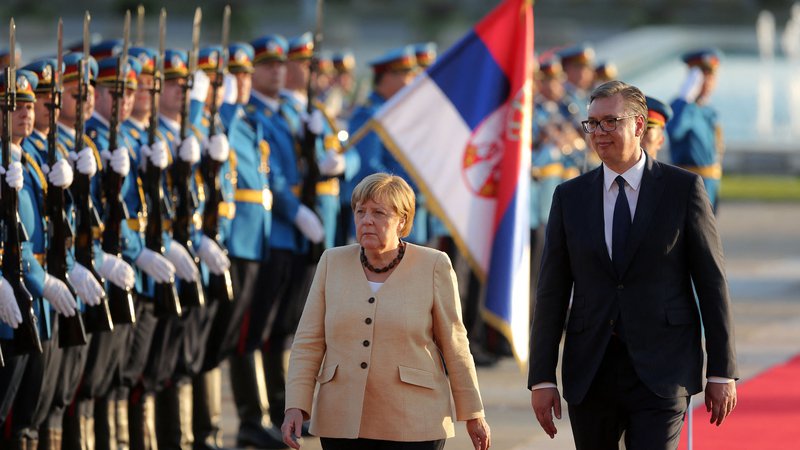 Fotografija: Kanclerka Angela Merkel med poslovilnim obiskom na Balkanu.
FOTO: Oliver Bunic/AFP