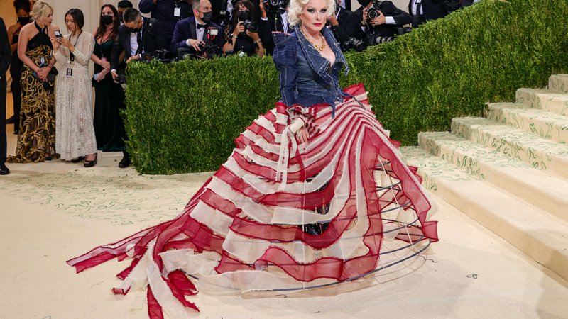 Fotografija: Debbie Harry je na prireditvi Met Gala dajala vtis, da je garderobo našla v trgovini z rabljenimi oblačili. Pa vendar je bila za svoj prispevek k razumevanju ameriškega patriotizma pohvaljena. FOTO: Theo Wargo/AFP