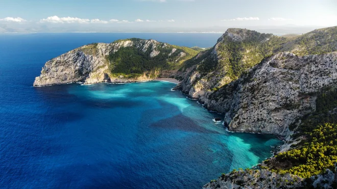Ni težko razumeti, zakaj trume turistov vsako leto prihajajo na največji španski otok. FOTO: Gašper Završnik