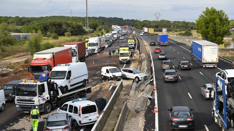 Fotografija: Na avtocesti A9 v Bernisu na jugu Francije je zaradi močnega deževja prišlo do verižnega trčenja, saj je začela na avtocesti zastajati voda. FOTO: Sylvain Thomas/Afp