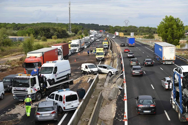 Na avtocesti A9 v Bernisu na jugu Francije je zaradi močnega deževja prišlo do verižnega trčenja, saj je začela na avtocesti zastajati voda. FOTO: Sylvain Thomas/Afp<br />
