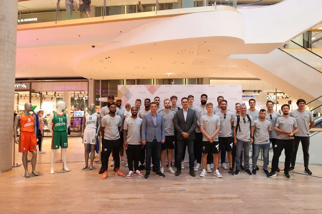 Ekipa Cedevite Olimpije za sezono 2021/22 se je predstavila navijačem v Šiški. FOTO: Aleš Fevžer/KK Cedevita Olimpija