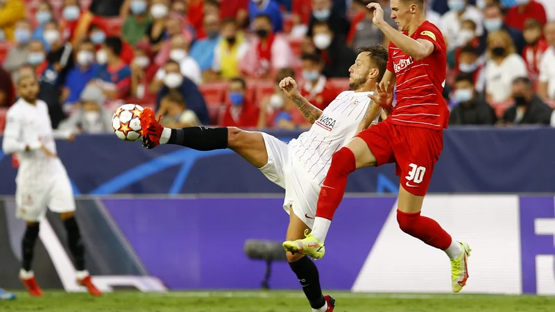 Fotografija: Takole je naš Benjamin Šeško dihal za vrat Ivanu Rakitiću, hrvaškemu asu pri Sevilli. FOTO: Marcelo Del Pozo/Reuters