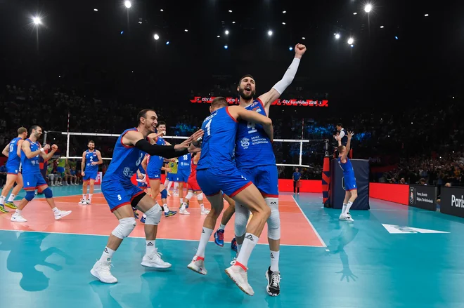 Srbski odbojkarji so se takole veselili pred dvema letoma naslova prvakov stare celine, zdaj si želijo podvig ponoviti. FOTO: CEV