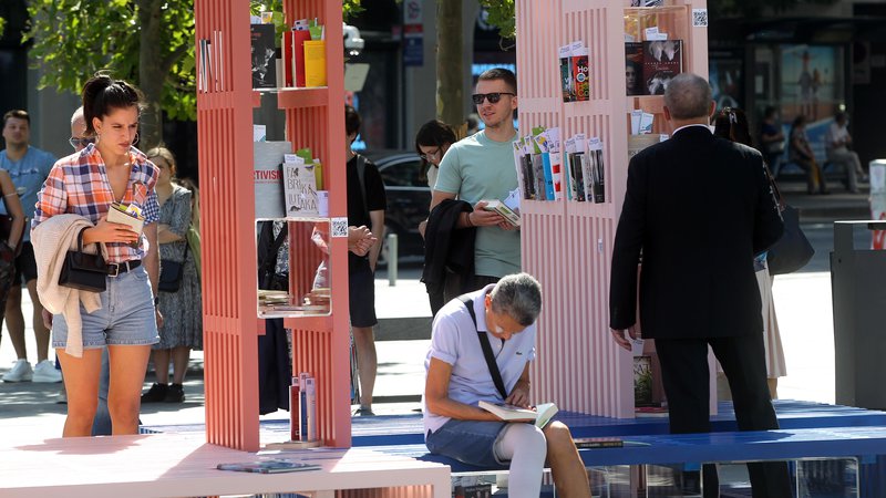 Fotografija: Premični paviljon s knjigami evropskih avtorjev sredi Beograda v lepih sončnih dneh nikoli ne sameva.
FOTO: Dragan Stanković