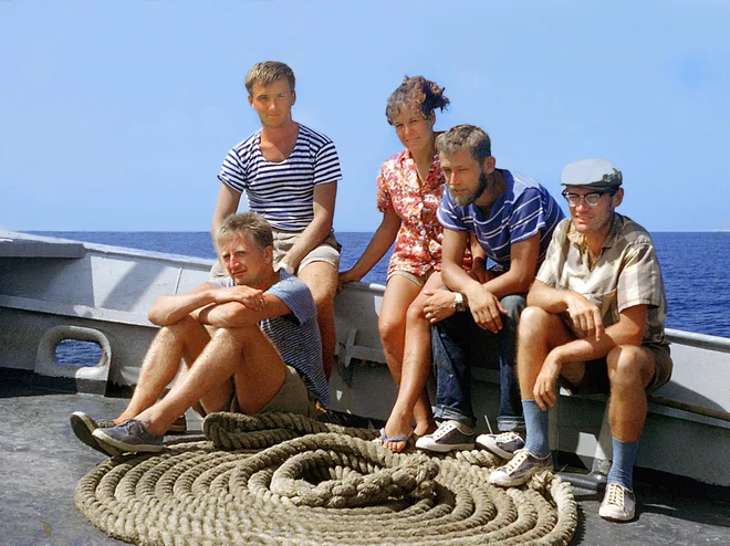 Od leve: Marjan Richter, Majda Štoviček Štirn, Jože Štirn, Savo Brelih, na tleh sedi Ivan Kralj. Na etiopski vojaški ladji, s katero so pluli na Dahlak. FOTO: Marjan Richter