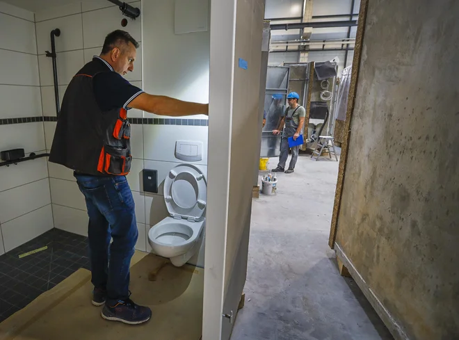 Za prenašanje znanja so ustanovili Varis akademijo, v okviru katere s programom mentorstva prekvalificirajo zaposlene v profile, ki jih primanjkuje njim in na trgu. FOTO: Jože Suhadolnik/Delo