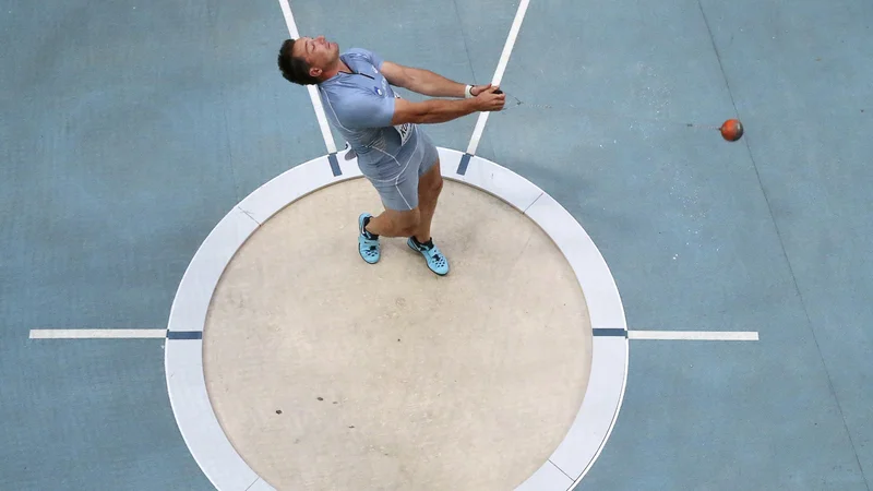 Fotografija: Atletska družina v metanju kladiva, v kateri je z zlatimi olimpijskimi črkami zapisan tudi Sloivenec Primož Kozmus, je izgubila dvakratnega olimpijskega prvaka Jurija Sediha. FOTO: Fabrizio Bensch/Reuters