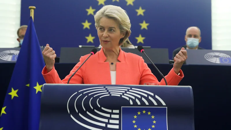 Fotografija: Za predsednico evropske komisije Ursulo von der Leyen je bil današnji govor o stanju v Uniji uvod v osrednje obdobje petletnega mandata. Številni predlogi na glavnih področjih, kot sta podnebje in digitalizacija, bodo morali biti sprejeti v politično kočljivih zakonodajnih postopkih na ravni EU. FOTO: Yves Herman/Reuters