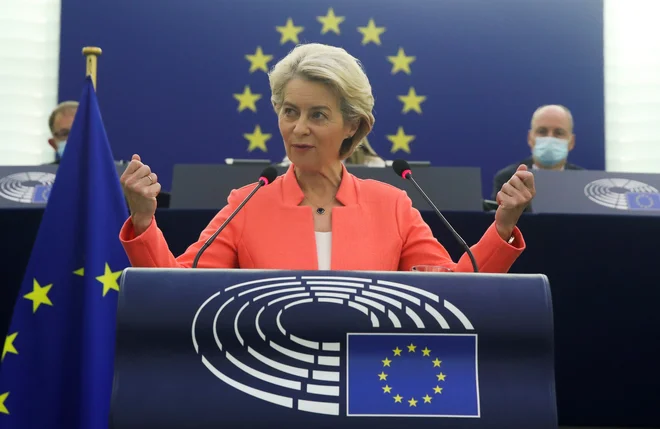 Za predsednico evropske komisije Ursulo von der Leyen je bil današnji govor o stanju v Uniji uvod v osrednje obdobje petletnega&shy; mandata. Številni predlogi na glavnih področjih, kot sta podnebje in digitalizacija, bodo morali biti sprejeti v politično kočljivih zakonodajnih postopkih na ravni EU. FOTO: Yves Herman/Reuters