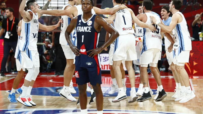 Fotografija: Argentinski košarkarji slavijo po zmagi v polfinalu SP 2019 nad Francijo in Frankom Ntilikino (na fotografiji). FOTO: Thomas Peter/Reuters