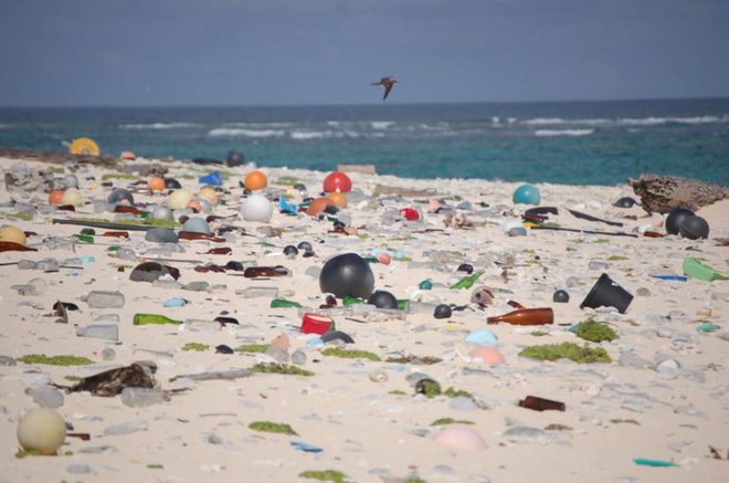 V EU vsako leto samo v morjih pristane od 150.000 do 500.000 ton plastičnih odpadkov. FOTO: Oste Bakal/Delo