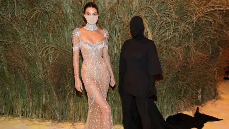 Fotografija: Kendall Jenner s 'senčno' sestro Kim Kardashian West. FOTO: Getty Images