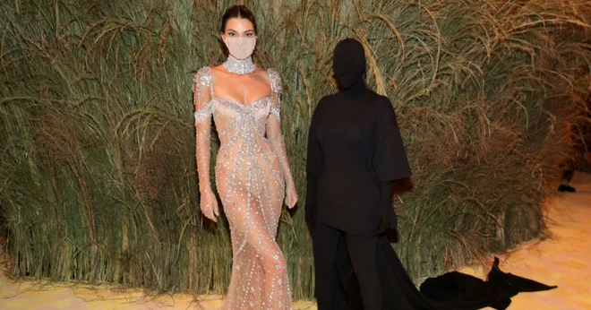 Kendall Jenner s &#39;senčno&#39; sestro Kim Kardashian West. FOTO: Getty Images