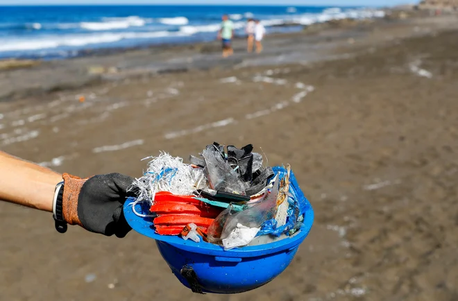 Med plastičnimi odpadki je tri petine plastične embalaže. FOTO: Borja Suarez/Reuters