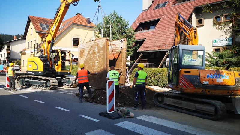 Fotografija: Glavna prometnica skozi Mežiško dolino se na Prevaljah spreminja v gradbišče. Na fotografiji polaganje kanalizacijskih cevi za priklop na novo čistilno napravo. FOTO: Bernarda Gradišnik