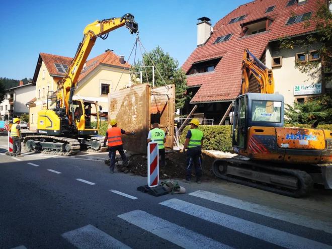 Glavna prometnica skozi Mežiško dolino se na Prevaljah spreminja v gradbišče. Na fotografiji polaganje kanalizacijskih cevi za priklop na novo čistilno napravo. FOTO: Bernarda Gradišnik