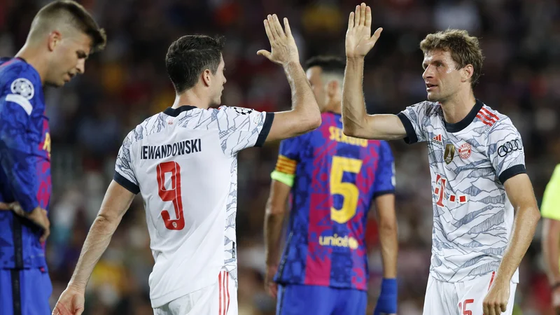 Fotografija: 32-letni Müller je dosegel 49. gol v ligi prvakov, leto starejši Lewandowski (oba na fotografiji) je zdaj že pri številki 75. FOTO: Albert Gea/Reuters
