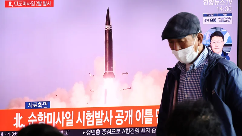 Fotografija: Obe Koreji sta včeraj streljali v morske valove. FOTO: Kim Hong-ji/Reuters