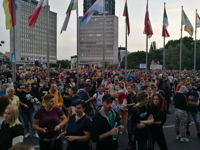 Trg republike je zasedla množica protestnikov. FOTO: Blaž Samec/Delo