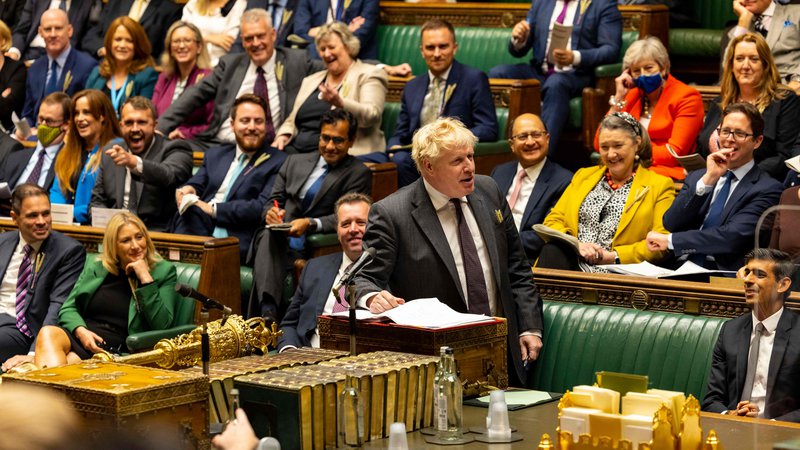 Fotografija: Boris Johnson med odgovarjanjem na vprašanja poslancev med današnjim nastopom v britanskem parlamentu. Foto: Roger Harris/Afp