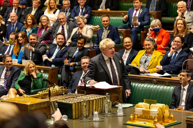 Boris Johnson med odgovarjanjem na vprašanja poslancev med današnjim nastopom v britanskem parlamentu. Foto: Roger Harris/Afp