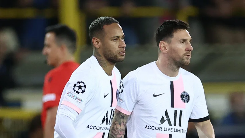 Fotografija: Messiju in Neymarju se je na zelenici prvič pridružil tudi Kylian Mbappe, potem ko je Messi ob svojem debiju v ligue 1 zamenjal ravno Neymarja, tako da so bile to prve skupne minute za sanjski napad Parižanov. FOTO: Kenzo Tribouillard/AFP