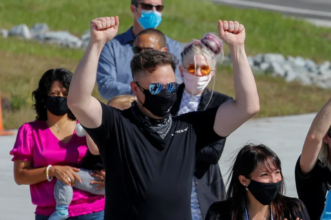Na izstrelitvi je bil tudi ustanovitelj podjetja Elon Musk. FOTO: Joe Skipper/Reuters