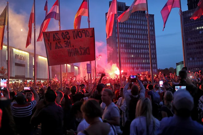 Policija je razgnala shod, ki se ga je udeležilo 8000 nasprotnikov zaostritve ukrepov. FOTO: Blaž Samec/Delo