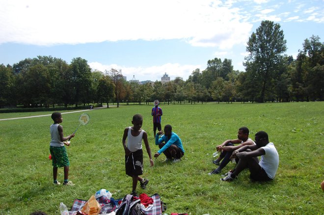 Društvo Odnos in druženje v parku z begunci. FOTO: Kralji ulice 