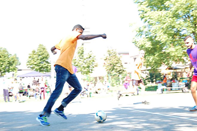 Društvo Odnos redno skrbi za športno dejavnost beguncev. Najraje seveda igrajo nogomet. FOTO: Kralji ulice