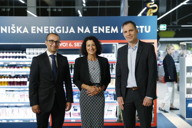 Trije partnerji (od leve Aleš Muhič, Pro Plus, Mojca Randl, Formitas, in David Kovačič, Spar, Slovenija) so znova zasledovali širše družbene in okoljske cilje. FOTO: Leon Vidic/Delo