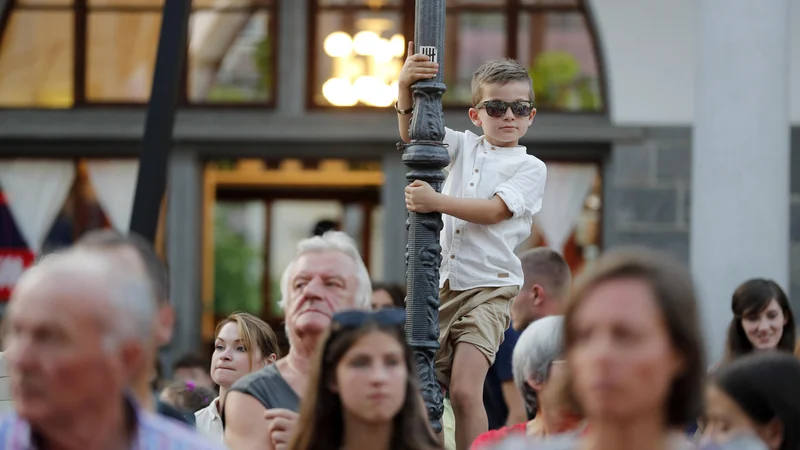 Fotografija: Starši, ki svoje otroke cepijo, s tem posredno zaščitijo tisti ranljivi del populacije, ki se zaradi zdravstvenih razlogov ne sme cepiti. FOTO: Matej Družnik/Delo