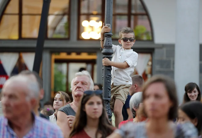 Starši, ki svoje otroke cepijo, s tem posredno zaščitijo tisti ranljivi del populacije, ki se zaradi zdravstvenih razlogov ne sme cepiti. FOTO: Matej Družnik/Delo