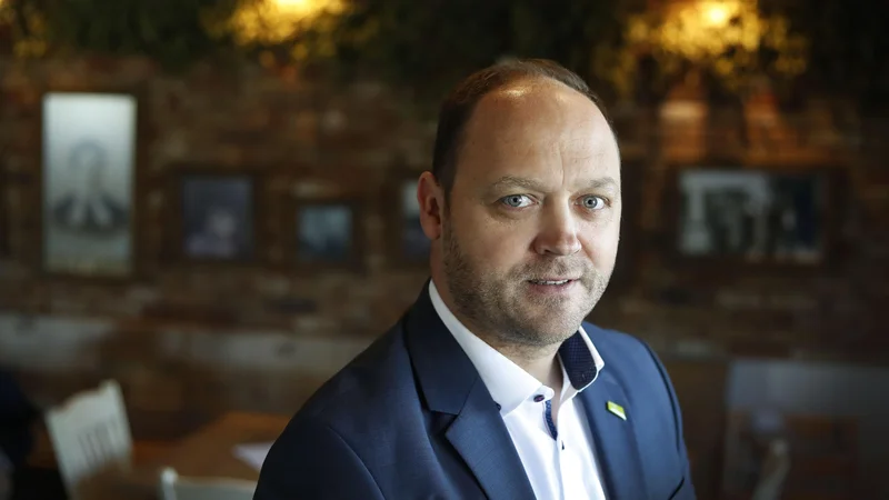 Fotografija: Pogodbo bosta podpisala minister za gospodarski razvoj in tehnologijo Zdravko Počivalšek in direktor BSH Hišni aparati Boštjan Gorjup (na fotografiji) v petek na obrtnem sejmu v Celju. FOTO: Leon Vidic/Delio