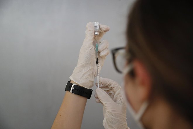 Cepljenje ljudi, ki še niso preboleli covid-19, je najboljši način zdravljenja epidemije. FOTO: Leon Vidic/Delo
