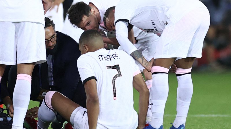 Fotografija: Messi je po tem, ko je Mbappe obležal v bolečinah, tekmo zaključil z Neymarjem. Pri Barceloni sta skupaj igrala 162-krat in sodelovala pri 56 golih. FOTO: Kenzo Tribouillard/AFP