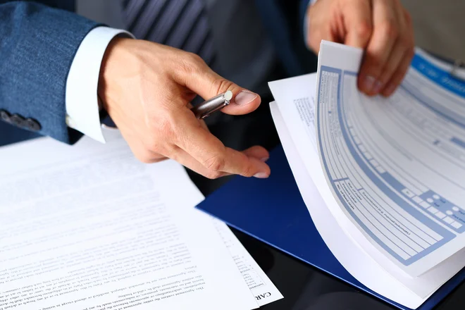 Uporabniki zaupajo, da jim bo agent ponudil najboljšo zavarovalno opcijo, tak način sklenitve posla je tudi najbolj udoben. FOTO: H_ko/Shutterstock