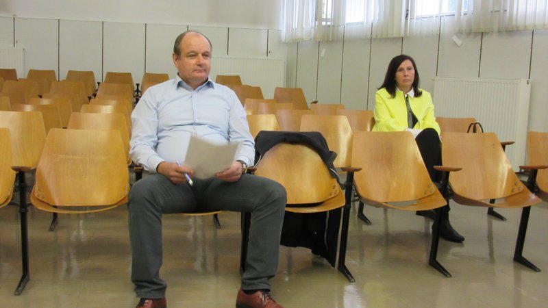 Fotografija: Tomaž Ročnik in Dragica Veršič sta bila v kazenskem postopku nepravnomočno obsojena na zaporni kazni. Prepričana sta, da ju je kazenska ovadba doletela kot maščevanje zaradi posla, v katerem DUTB od njiju zahteva milijone. FOTO: Špela Kuralt/Delo