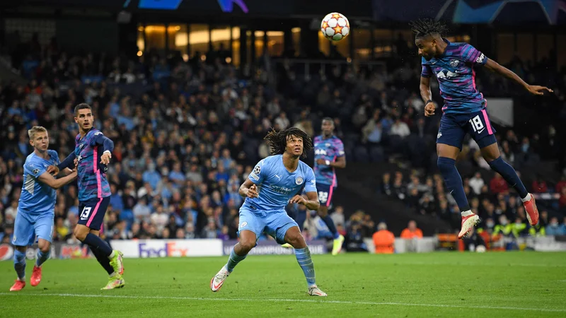 Fotografija: Dvoboj Manchester Cityja in Leipziga je bil spektakel za v zgodovinske učbenike, blestel je gostujoči as Christopher Nkunku (v skoku). FOTO: Oli Scarff/AFP