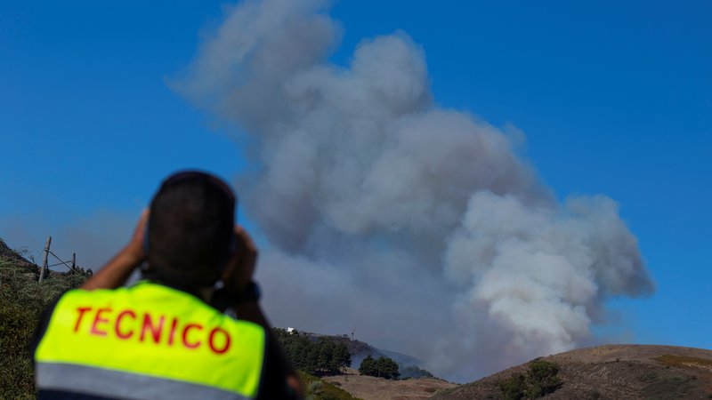 Fotografija: Kanarske otoke so v zadnjem času prizadeli tudi požari. FOTO: Borja Suarez/Reuters